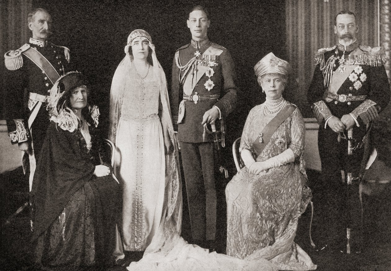 A Família Real Britânica no casamento de O Duque e a Duquesa de York, 1923, de A História de Vinte e Cinco Anos, publicada em 1935 de English Photographer
