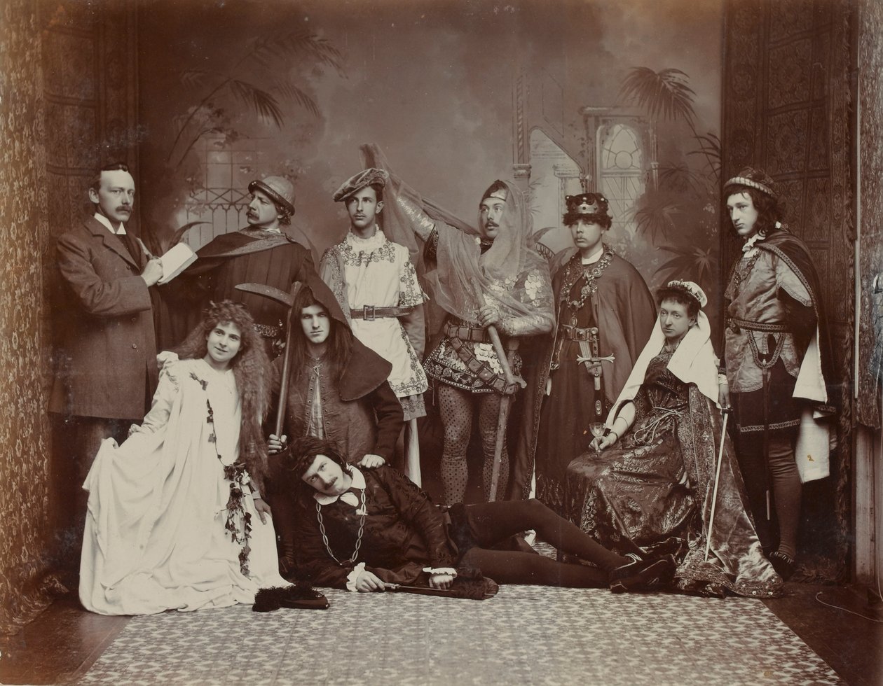 O elenco de Hamlet, Winter Gardens, Cheltenham, 1895 de English Photographer