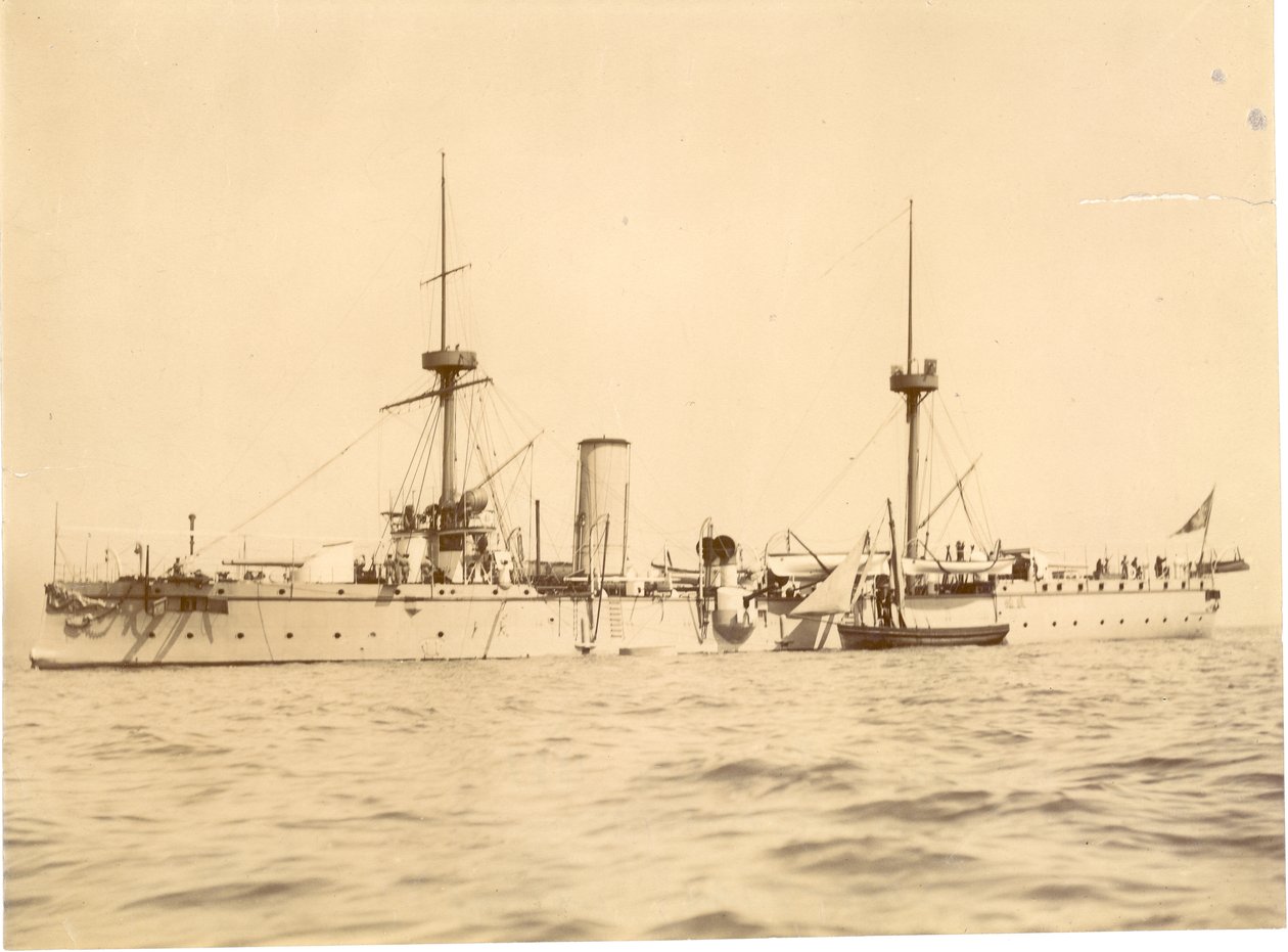 O "Chih Yuan" ancorado na costa sul de Hove, lugger local ao lado, c.1886 de English Photographer