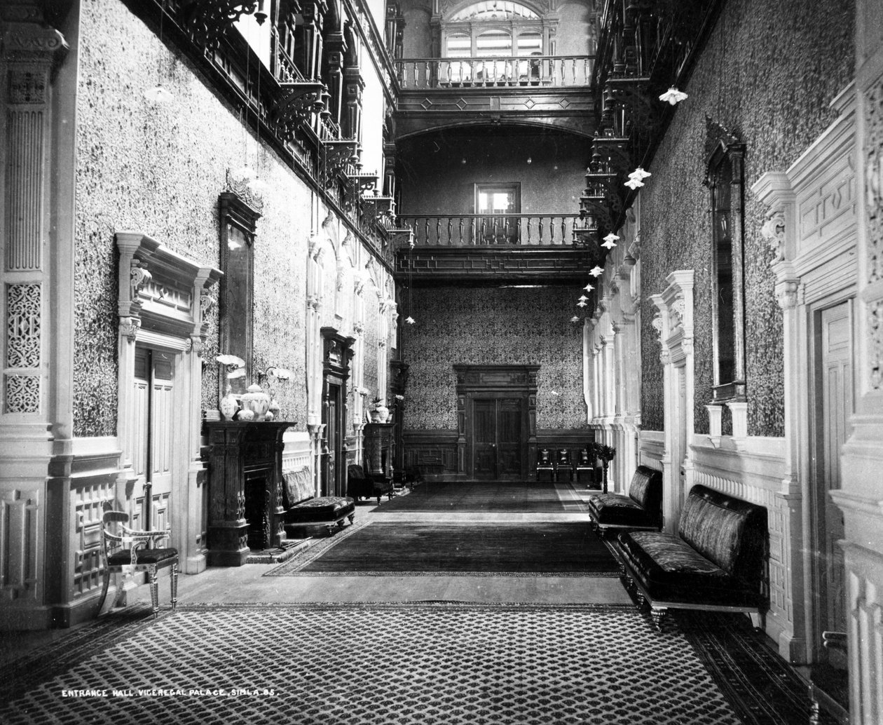 O Hall de Entrada do Palácio dos Vice-reis, Simla, c.1890 de English Photographer