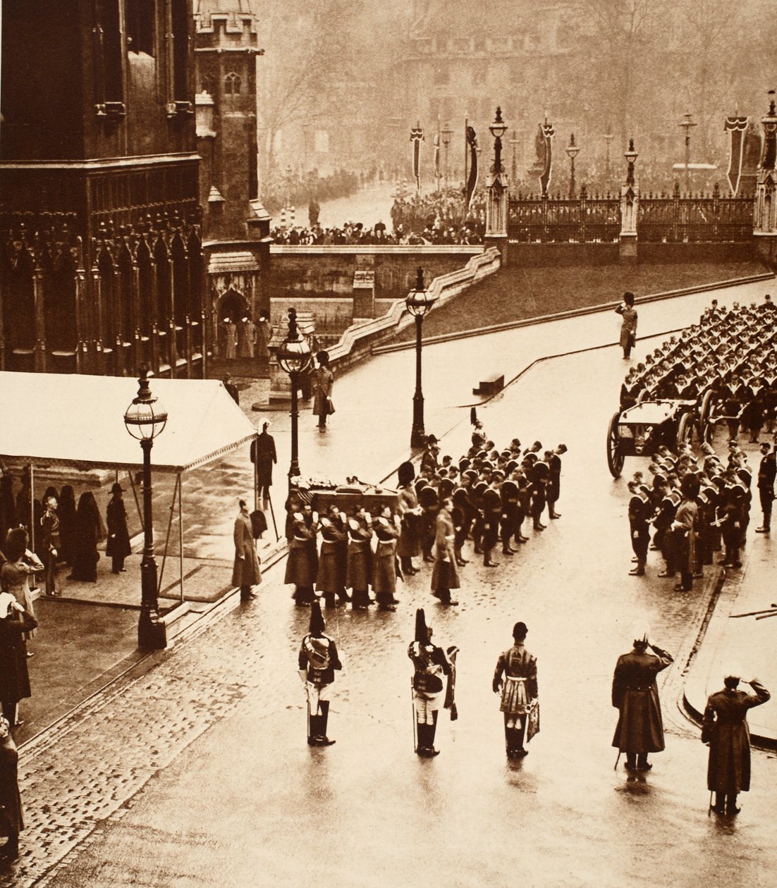 A Procissão Funeral formando em Westminster Hall, 1936 de English Photographer