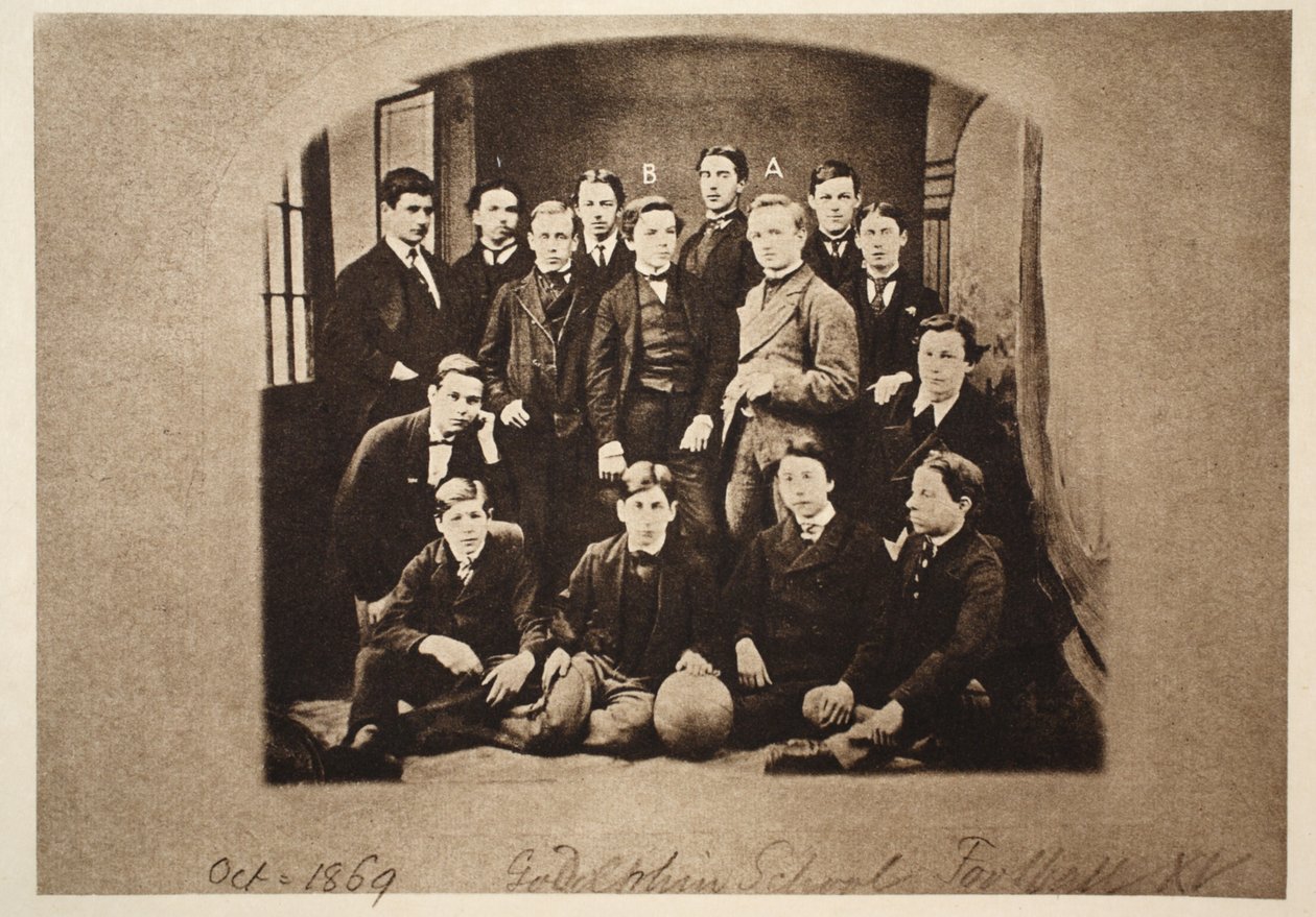 O Godolphin School Football SXV, incluindo (a) Harry Wearne e (b) Sir Leander Starr-Jameson, 1869 (foto sépia) de English Photographer
