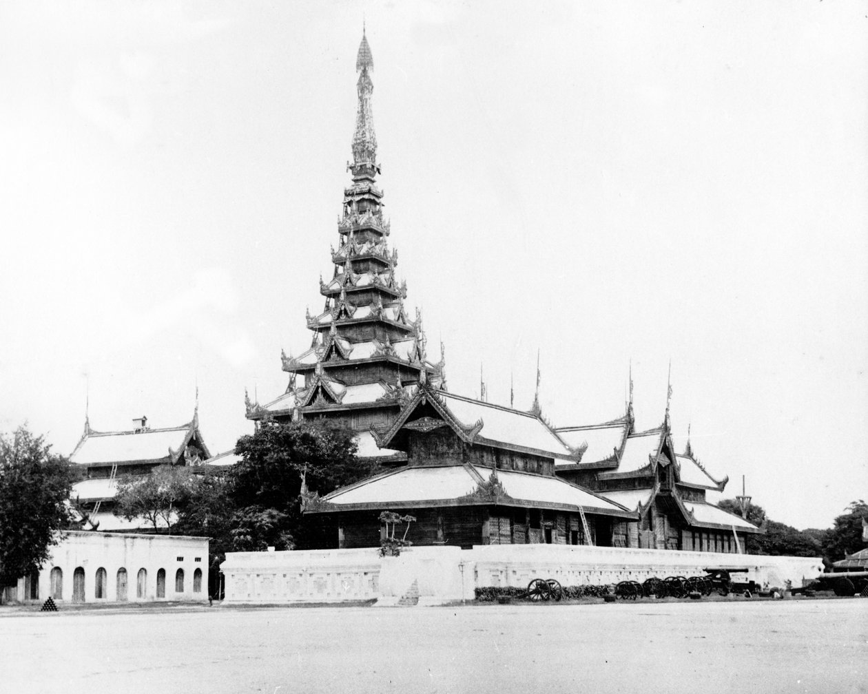 O grande auditório no Palácio dos reis, Mandalay, c.1890 de English Photographer
