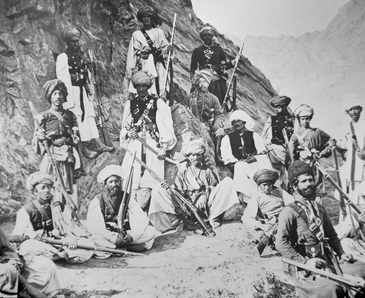 O Khan de Lalpura com alguns de seus guerreiros (foto a p/b) de English Photographer