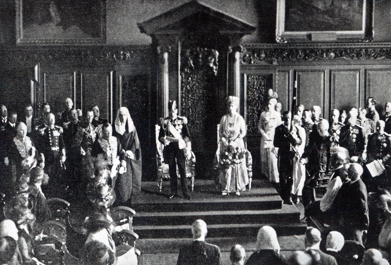 O rei fazendo seu apelo pela paz ao povo da Irlanda na prefeitura, ilustração de "The Queen", 2 de julho de 1921 de English Photographer