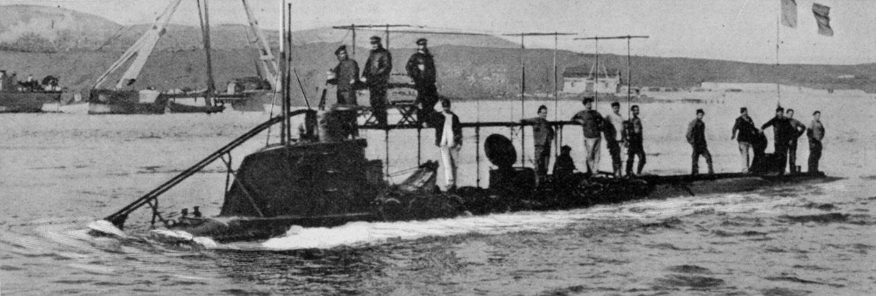 The Lost Lutin: O Submarino Francês deixando Bizerta Harbour em sua Última Viagem, publicado em The Graphic, 27 de outubro de 1906 de English Photographer