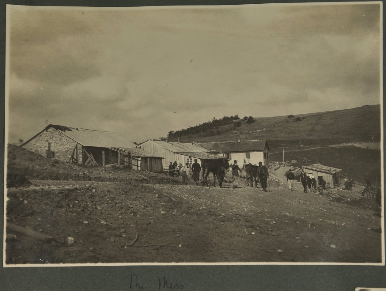 The Mess, provavelmente na estação de treinamento Sound Ranging criada em Vosges, 1915 de English Photographer