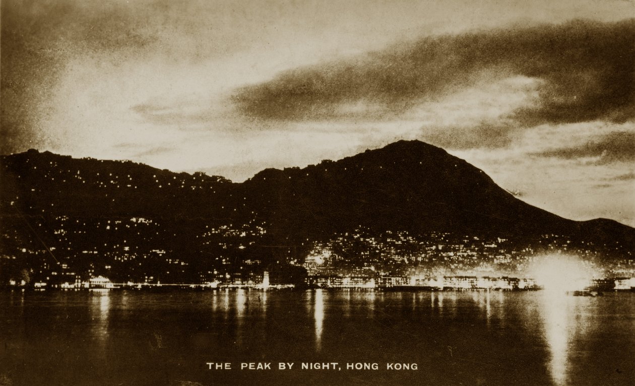 The Peak, à noite, Hong Kong, de um álbum de fotografias relacionadas ao serviço de Pte H. Chick, 1940 de English Photographer