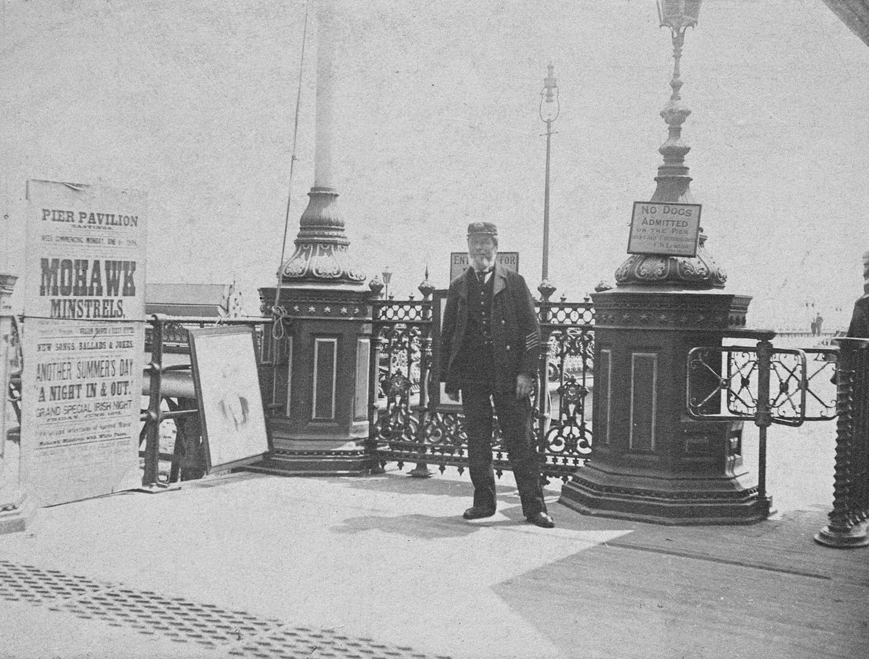 O cais, Hastings, c.1890 de English Photographer