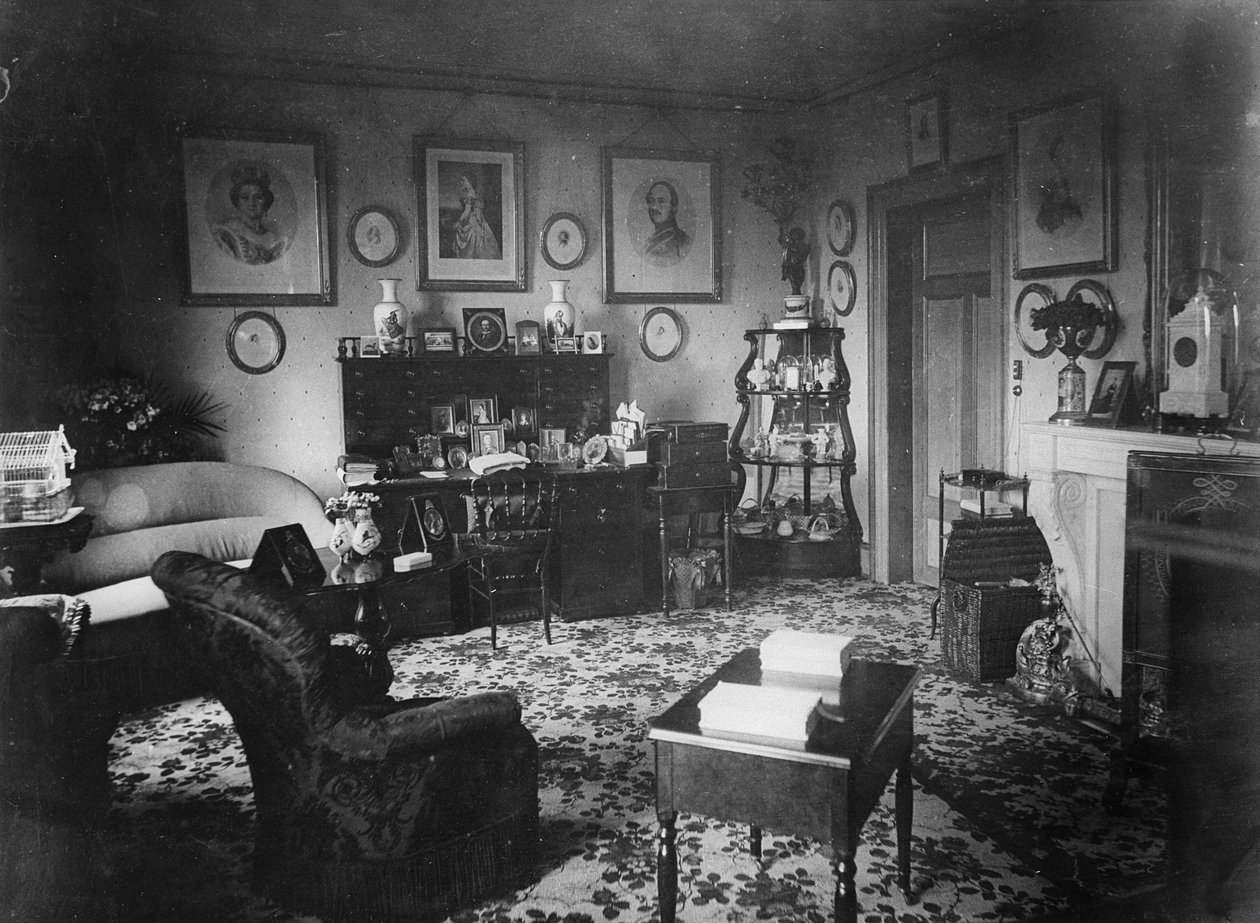 A sala de estar do Queens, Villa Hohenlohe, Baden-Baden, final dos anos 1860 de English Photographer