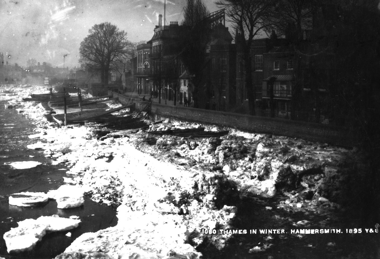 O Tamisa em Hammersmith no inverno, 1895 de English Photographer