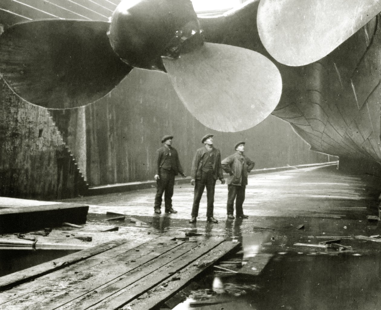 Hélices do Titanic no Thompson Gravel Dock de Harland & Wolff, Belfast, Irlanda, 1910-11 de English Photographer