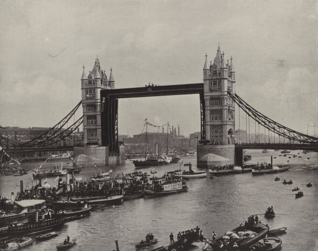 A Tower Bridge, olhando para leste (fotografia a preto e branco) de English Photographer