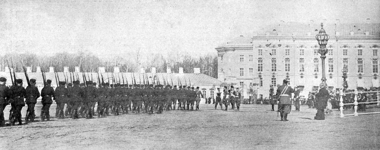 As tropas trazendo as cores para o Palácio Real, ilustração do rei, 25 de maio de 1901 de English Photographer