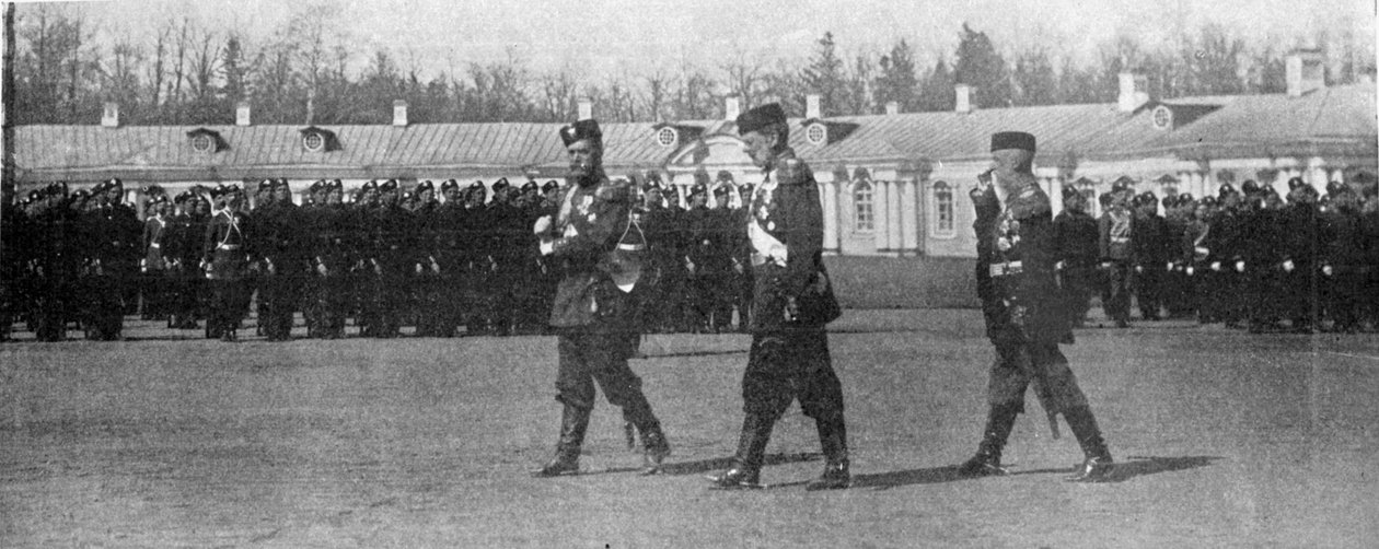 O czar e o grão-duque Michaelovitch andando na parada em São Petersburgo, ilustração do rei, 25 de maio de 1901 de English Photographer