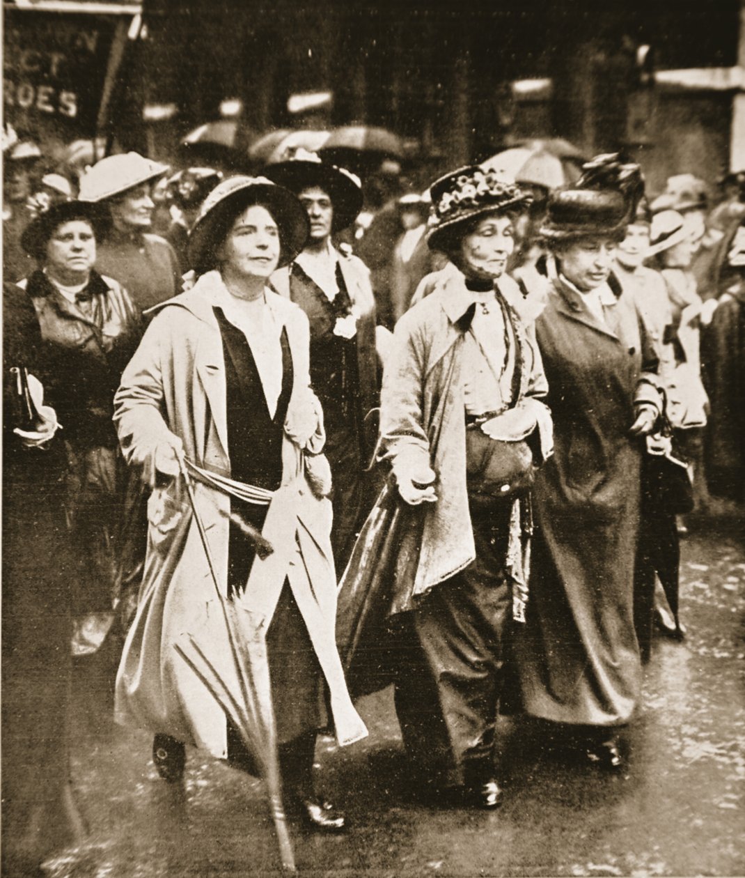 A manifestação do "direito de servir" das mulheres: Sra. Pankhurst e amigas, de 