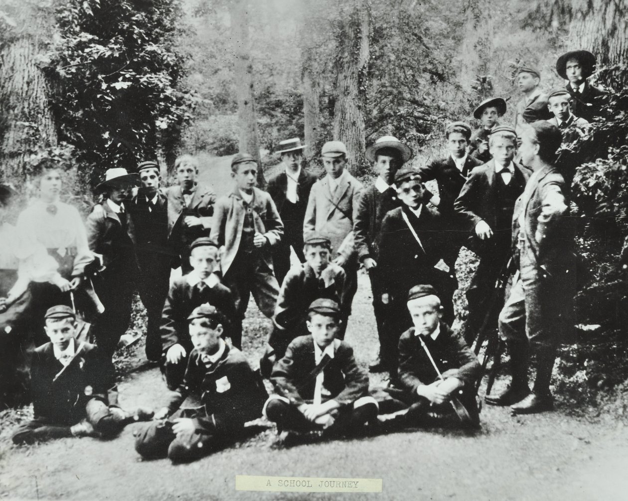A primeira jornada escolar do London School Board. Crianças da Escola Superior de Bell Road, Peckham visitam uma mina de carvão na Floresta de Dean em 1896 de English Photographer