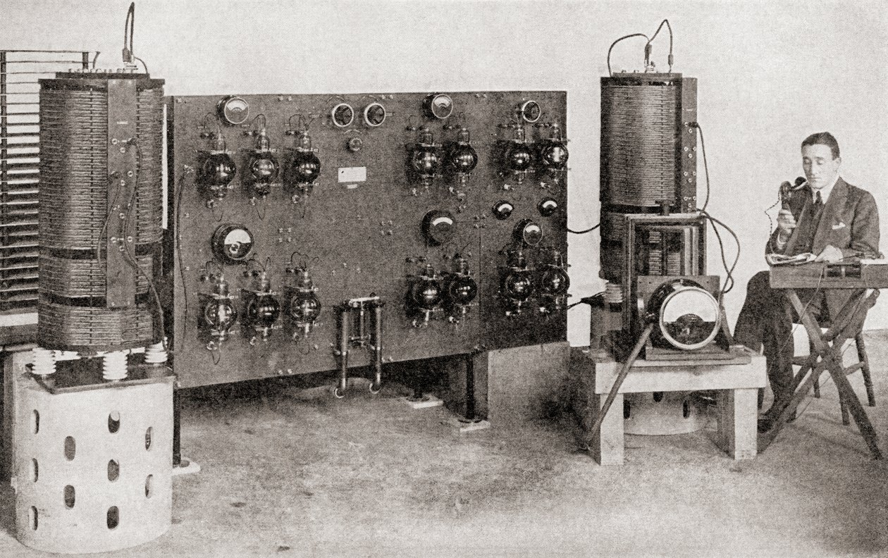 O primeiro transmissor de transmissão operado na Grã-Bretanha, instalado em Marconi Works, Chelmsford, em 1919 e 1920, de The Story of Twenty Five Years, publicado em 1935 de English Photographer