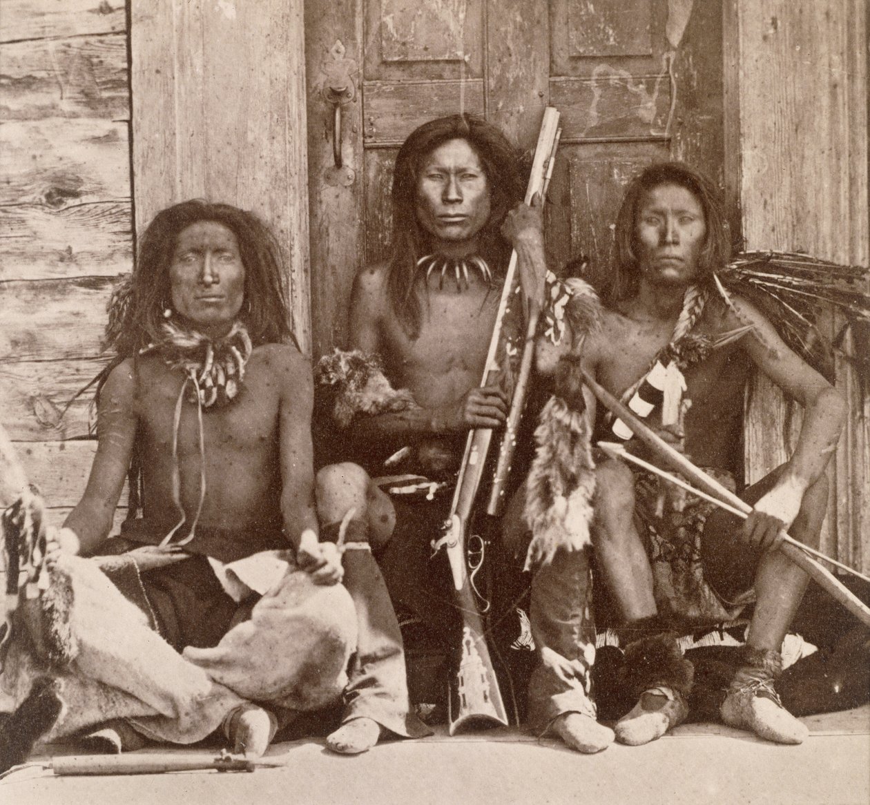 Três Braves Indianos, fotografados pelos Engenheiros Reais no Quadragésimo Nono Paralelo (foto sépia) de English Photographer