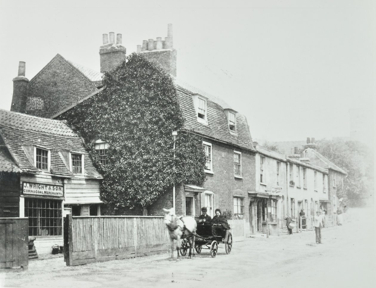 Tottenham Lane, Hornsey: elevações frontais, c.1890 de English Photographer