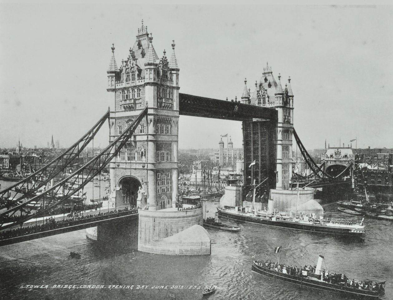 Tower Bridge no dia de sua inauguração, 1894 de English Photographer