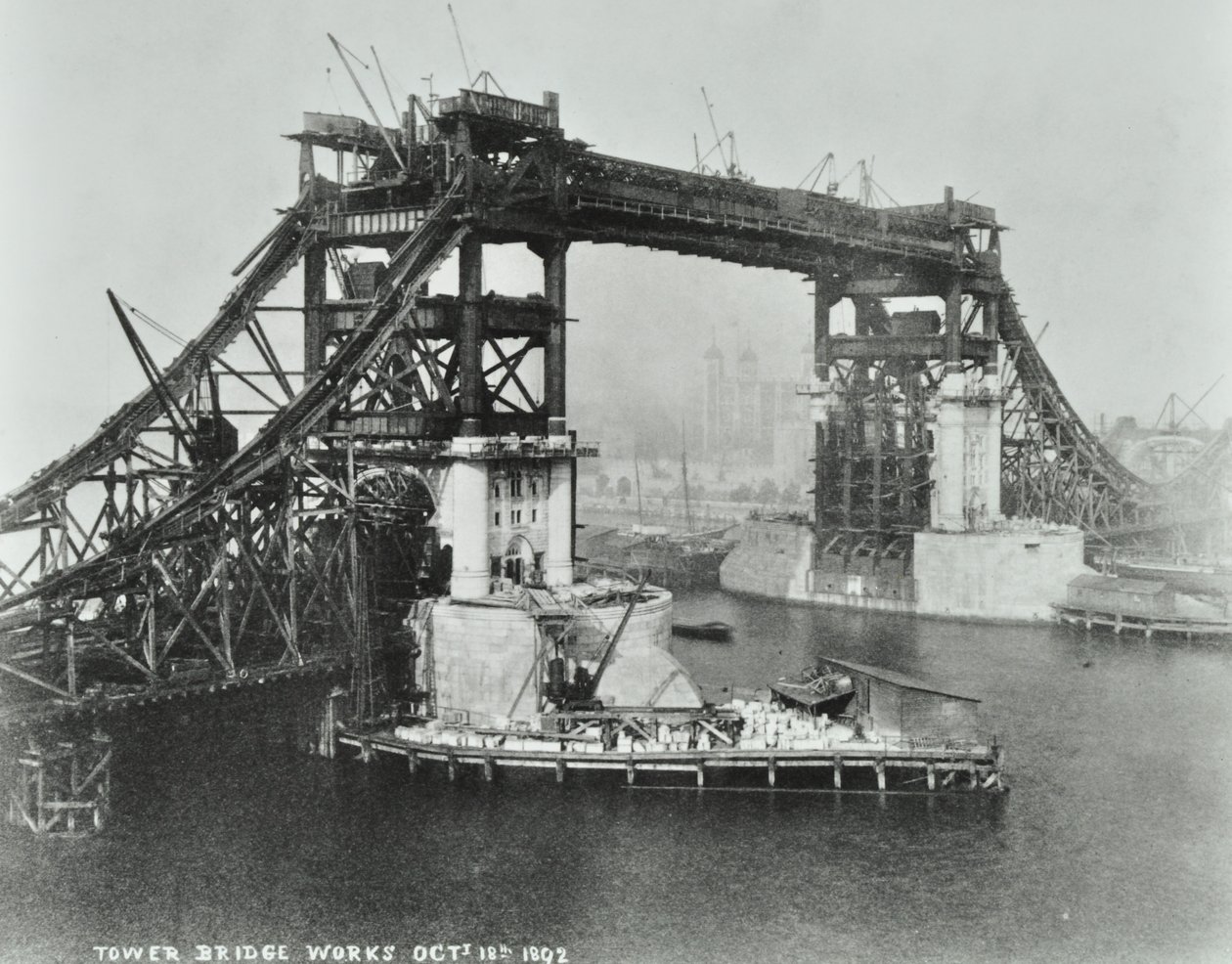 Tower Bridge em construção, 1892 de English Photographer