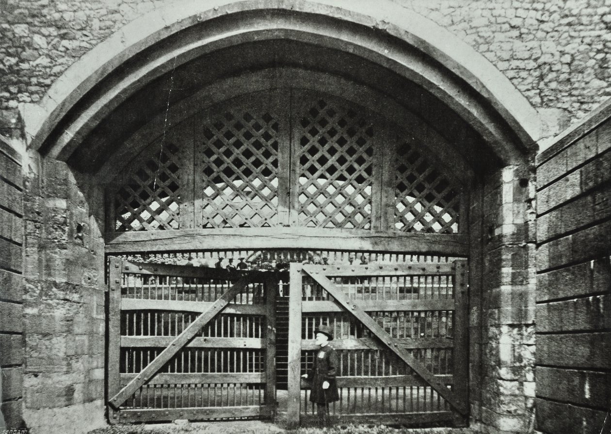 Torre de Londres, Tower Hill: Traitors Gate, 1890 de English Photographer