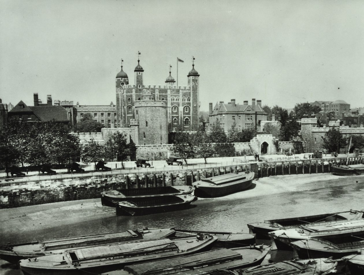 Torre de Londres, Tower Hill: rom o rio, 1895 de English Photographer