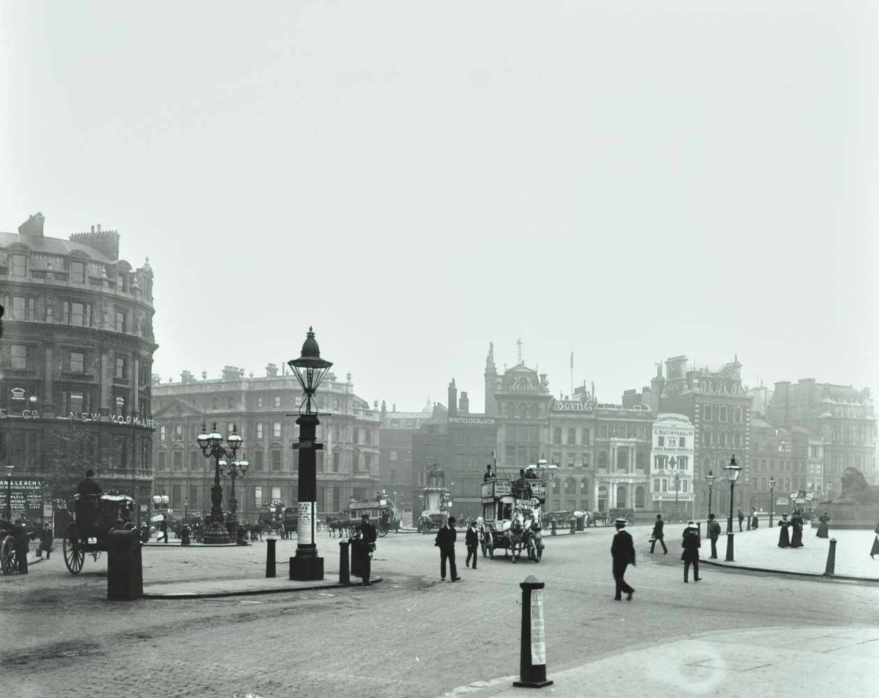 Trafalgar Square, Westminster LB: Trafalgar Square olhando para o leste para Charing Cross, 1896 de English Photographer