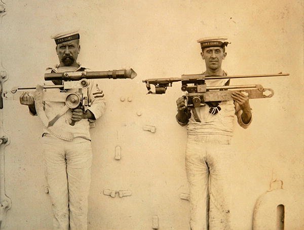 Dois Marinheiros, do HMS Glory, a segurar armas de English Photographer