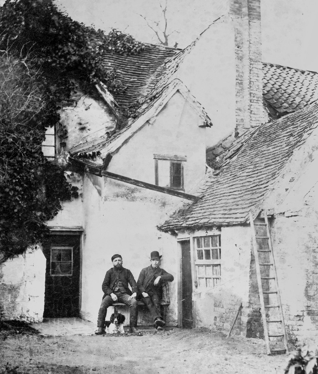 Dois homens fora da casa de campo de Enfield, c.1890 (foto a p/b) de English Photographer