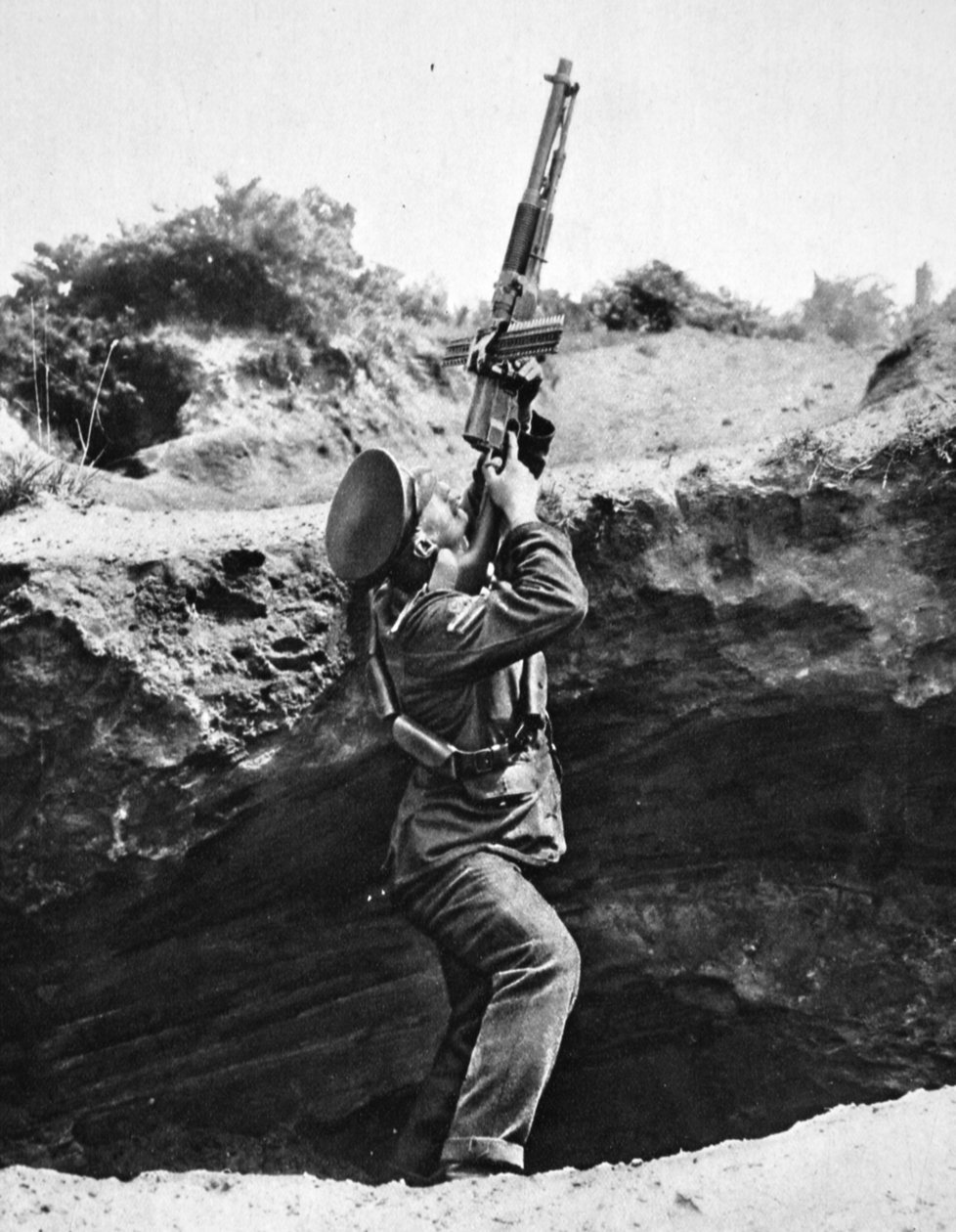 Usando um rifle automático Hotchkiss de um buraco: um ataque inesperado, de The Illustrated War News, 2 de agosto de 1916 de English Photographer