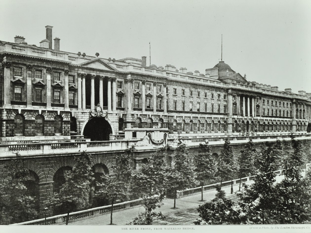 Victoria Embankment, Westminster LB: Somerset House, elevação para Victoria Embankment, 1896 de English Photographer