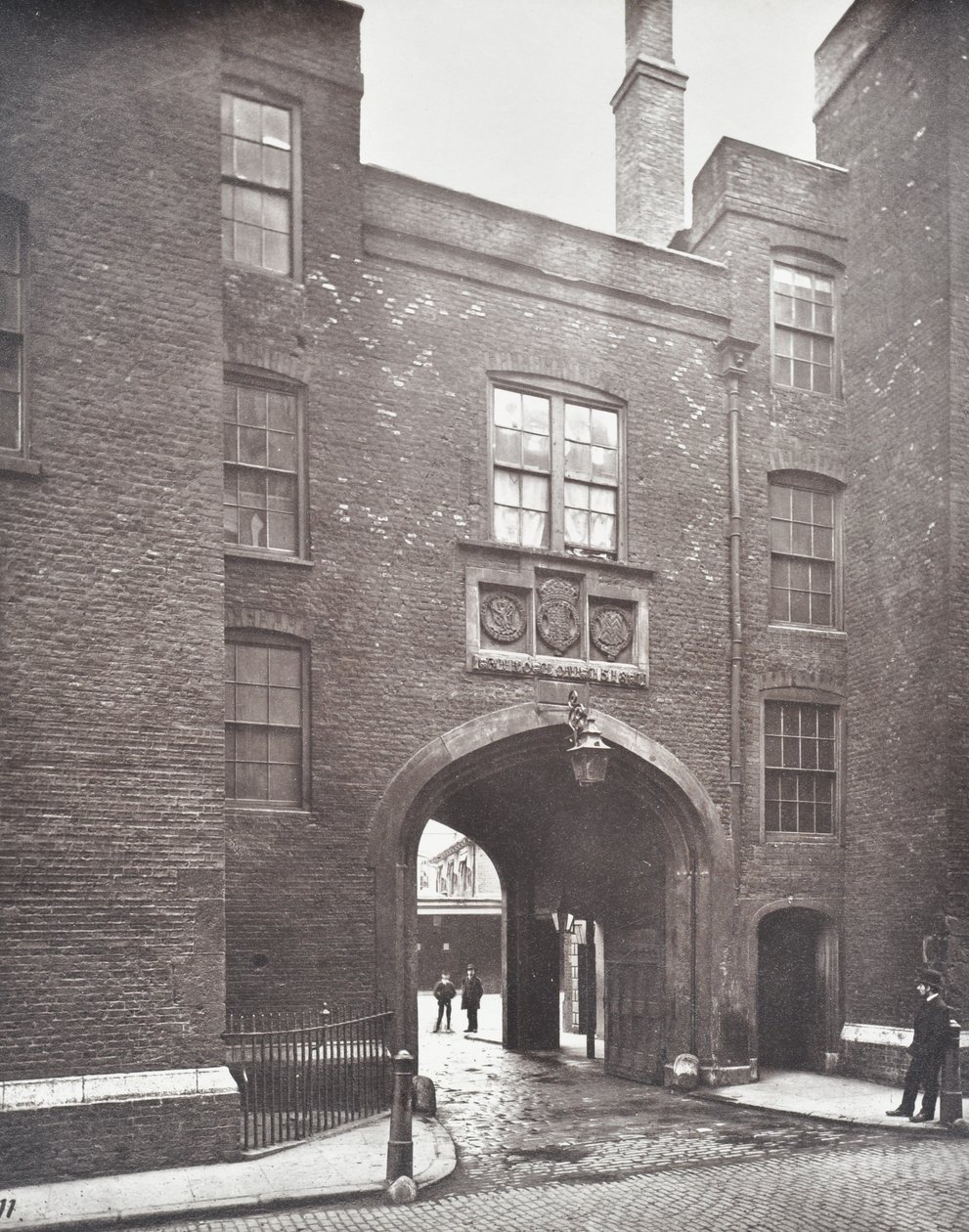 Vista do Lincolns Inn Gateway, Londres, 1876 de English Photographer