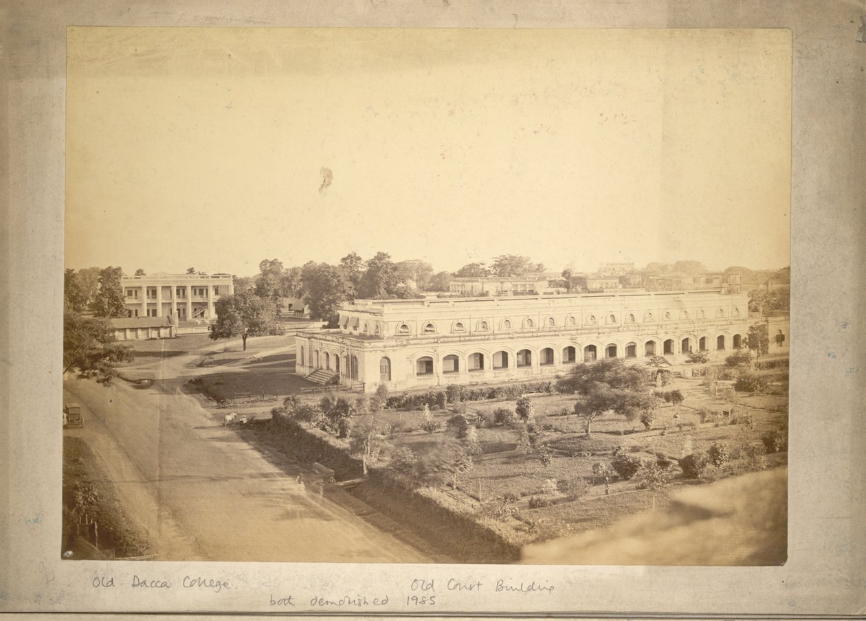 Vista do Colégio Old Dhaka e do Edifício do Antigo Tribunal, c.1875 (foto a p/b) de English Photographer