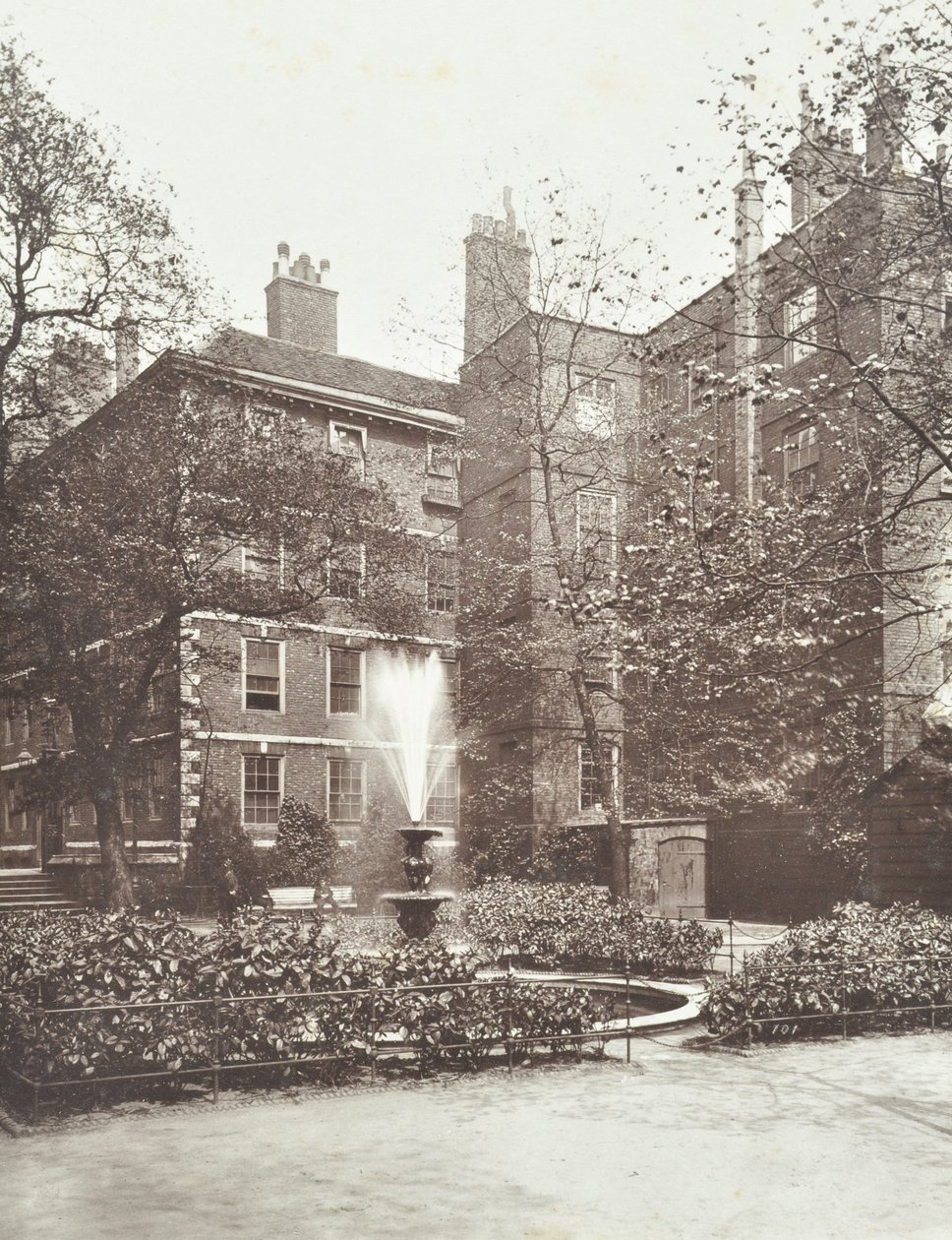 Vista, de, fonte água, em, meio, templo, chafariz, corte, londres, 1884 de English Photographer