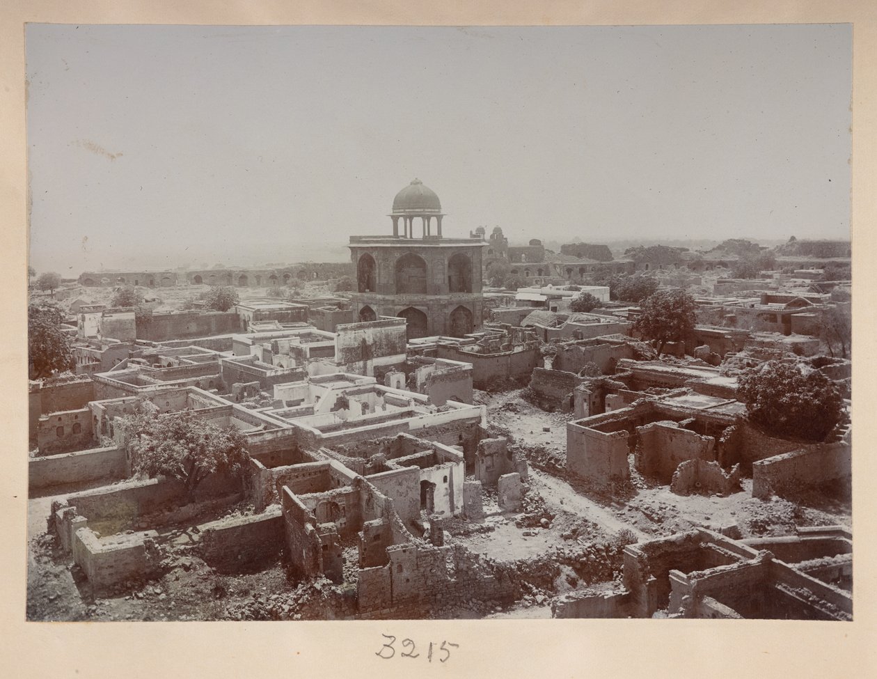 Aldeia no interior de Purana Qila, vista em redor de Sher Mandal, ca. 1908-1911 (fotografia a preto e branco) de English Photographer