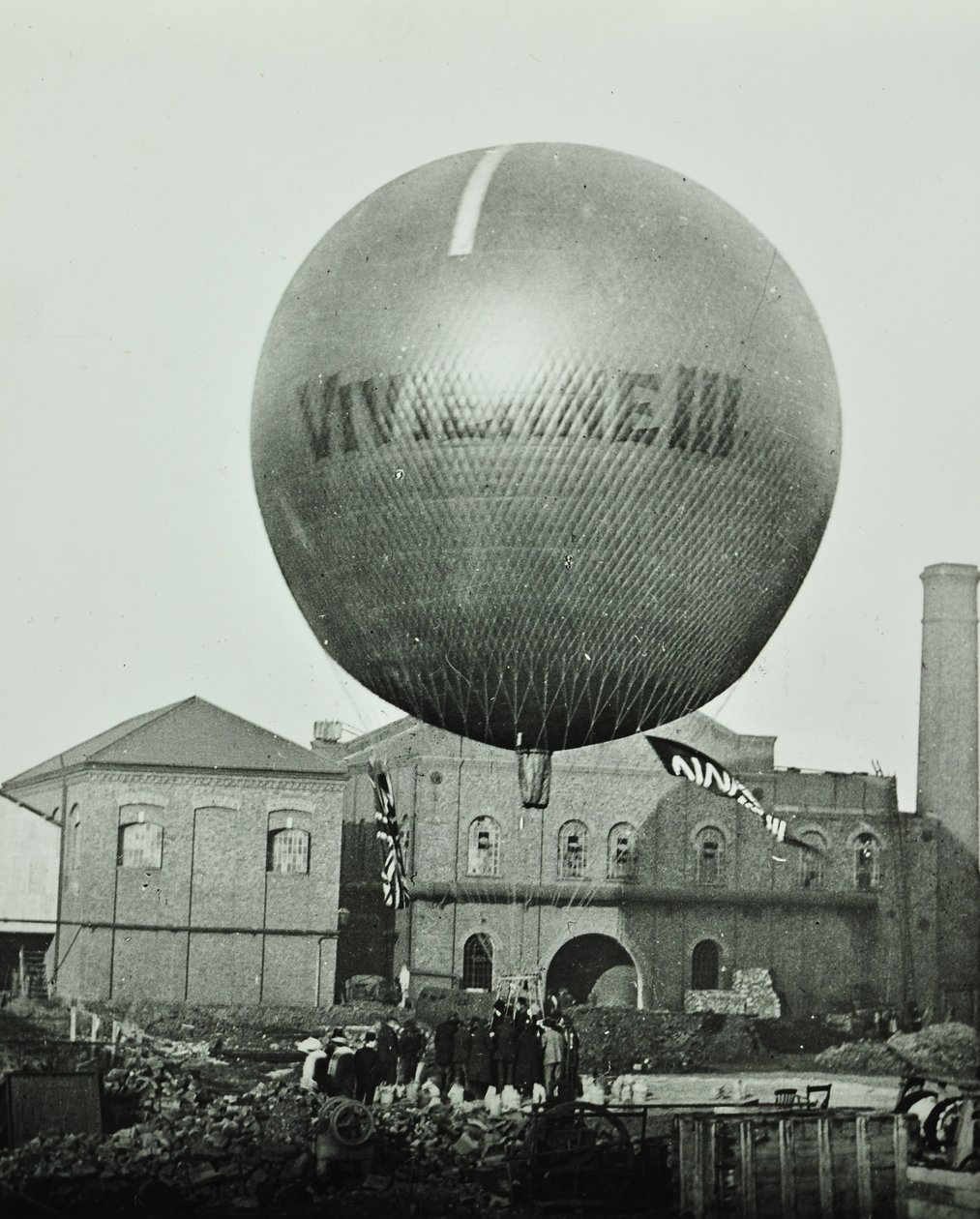 Balão Vivienne III em frente à Wandsworth Gas Company, 1898 de English Photographer