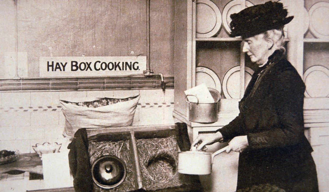 Primeira Guerra Mundial da Frente Doméstica Britânica: cozinha económica com uma Hay Box (foto a p/b) de English Photographer