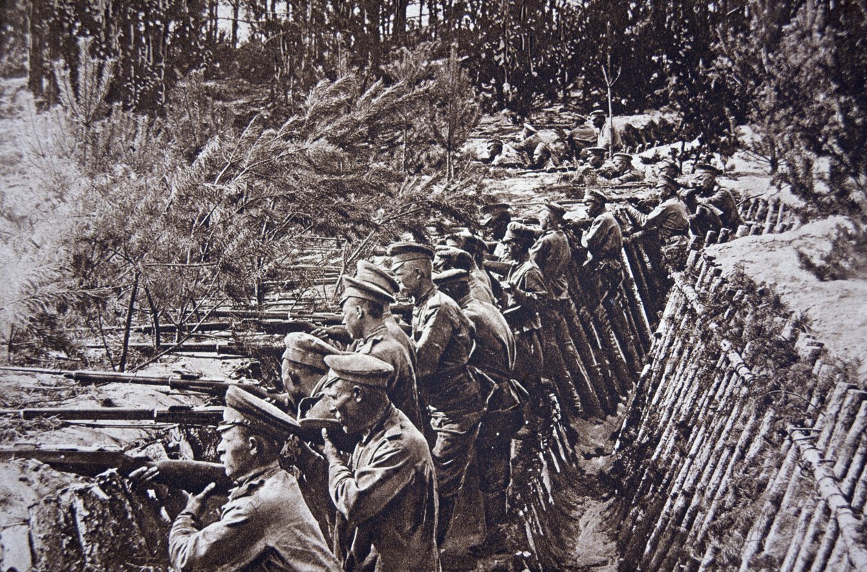 Tropas russas da I Guerra Mundial numa trincheira na frente do rio Dvina, Setembro de 1917 (foto a p/b) de English Photographer