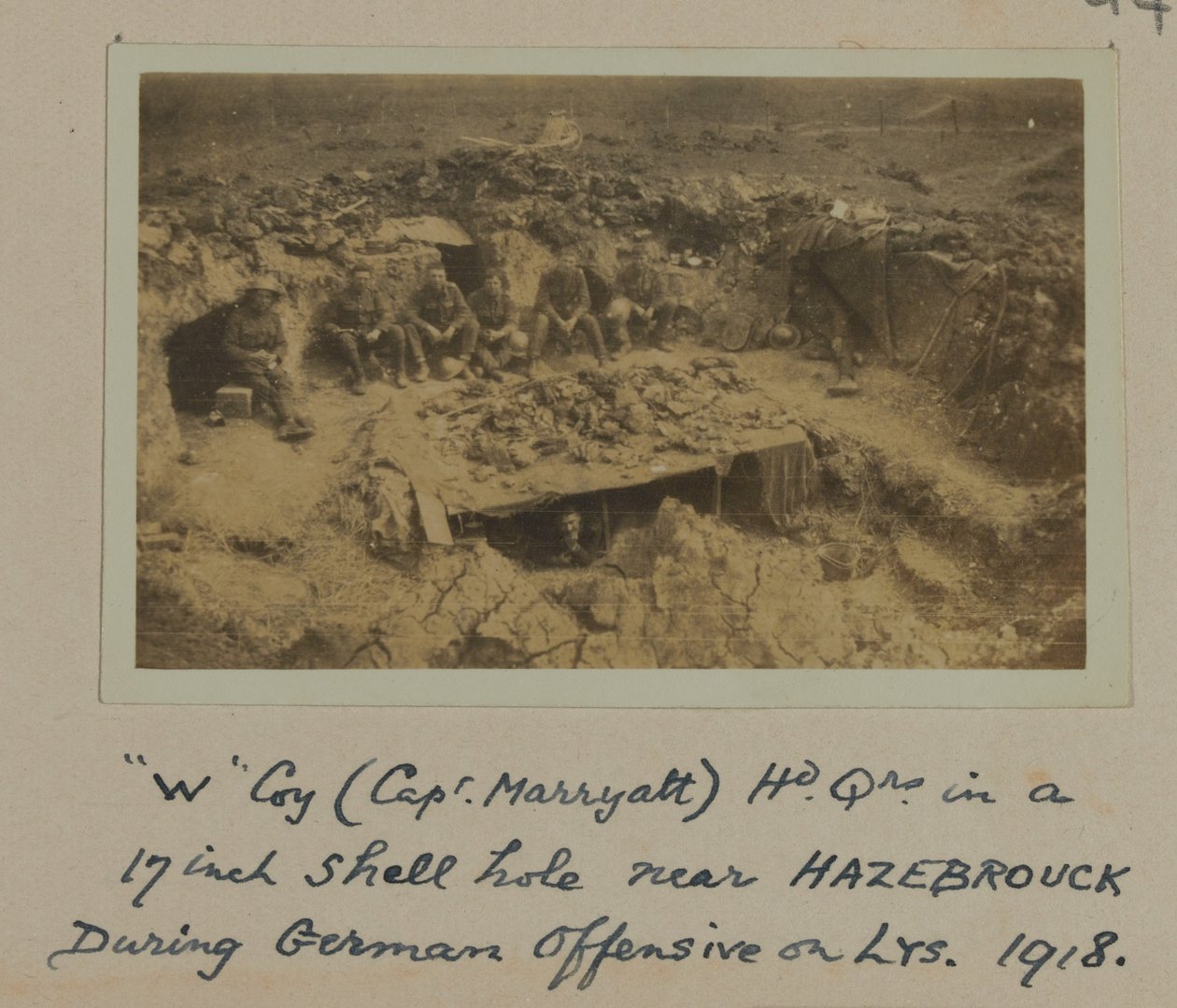 "W" Coy (capitão Marryatt) Hd Qrs em um buraco de shell de 17 polegadas perto de HAZEBROUCK durante a ofensiva alemã em LYS, 1918 de English Photographer