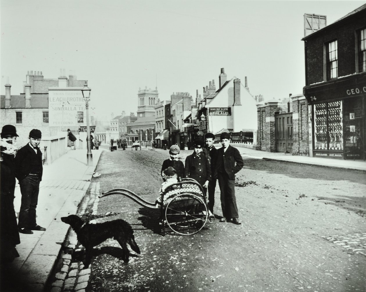 Wandsworth High Street: olhando para o oeste, 1890 de English Photographer