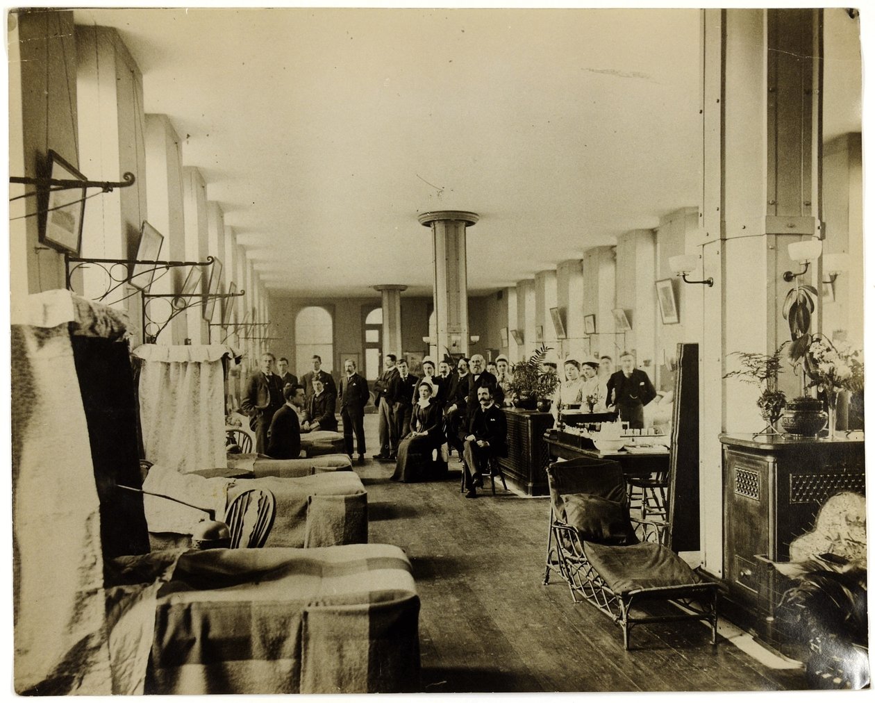 Enfermaria no Hospital St. Thomas, em Londres, c.1890 de English Photographer
