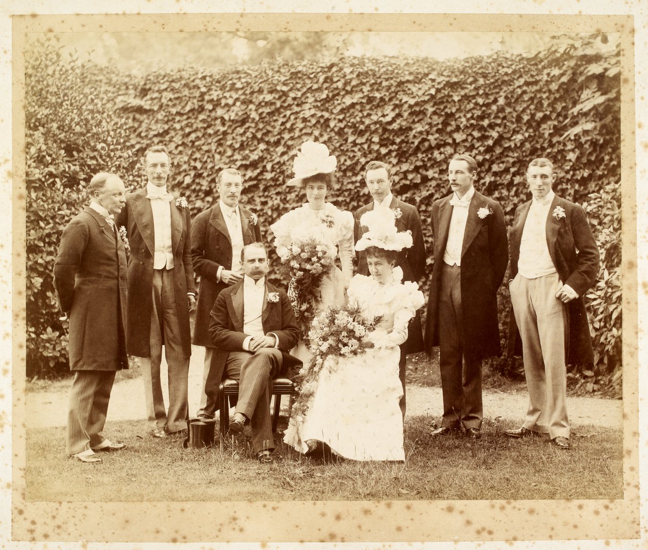 Retrato de casamento de Francis Edward Younghusband e Helen Augusta Magniac, Datchet de English Photographer