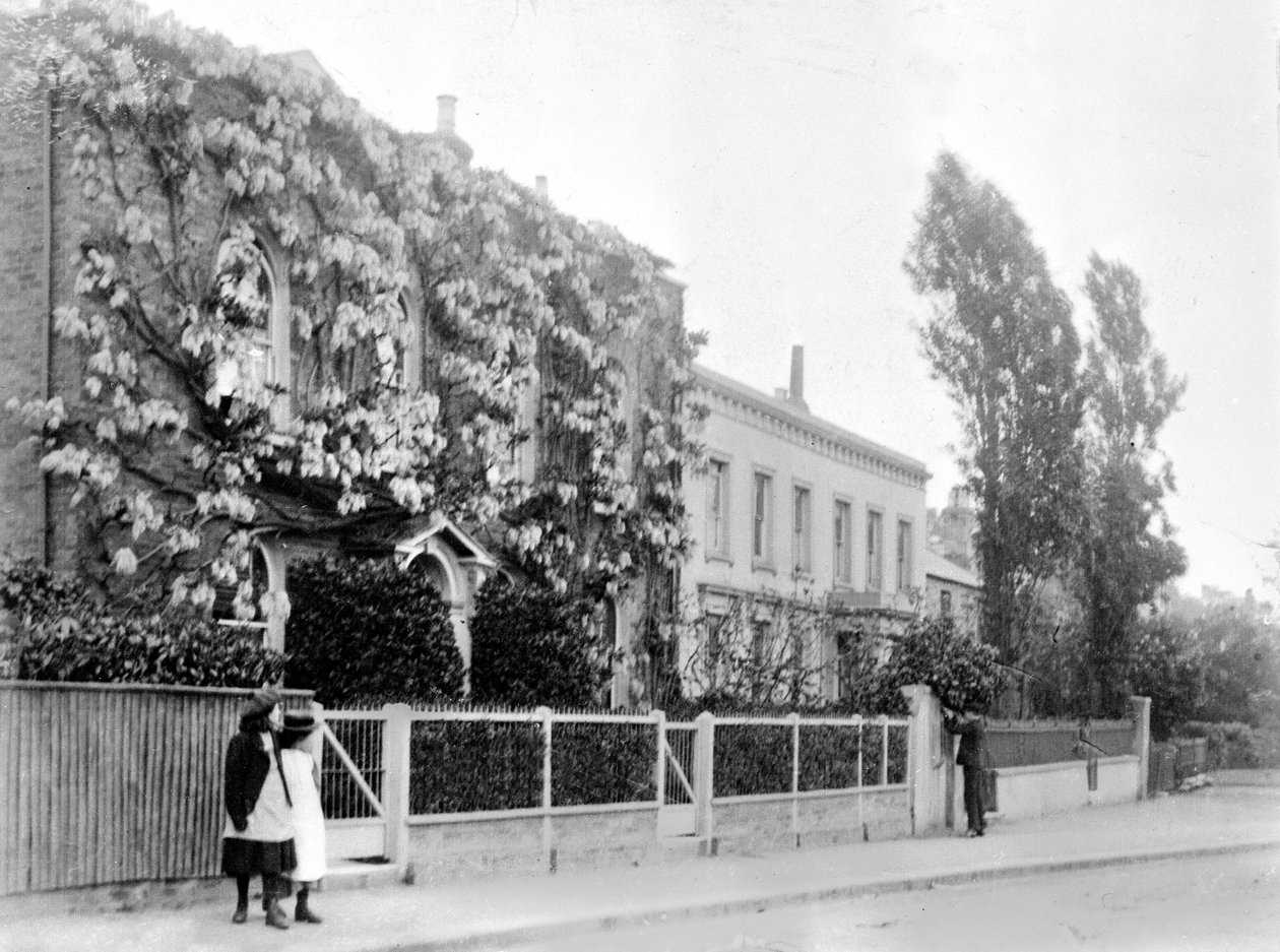 Westwood Cottage Enfield, c.1890 (foto a p/b) de English Photographer