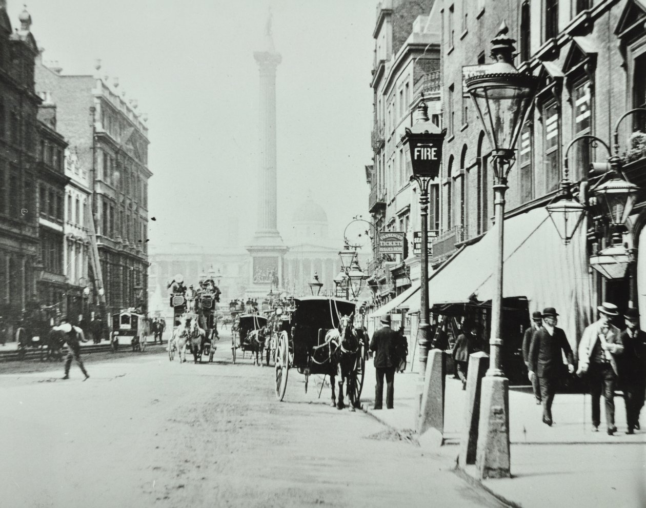 Whitehall, Westminster LB: Whitehall, olhando para Trafalgar Square, 1895 de English Photographer