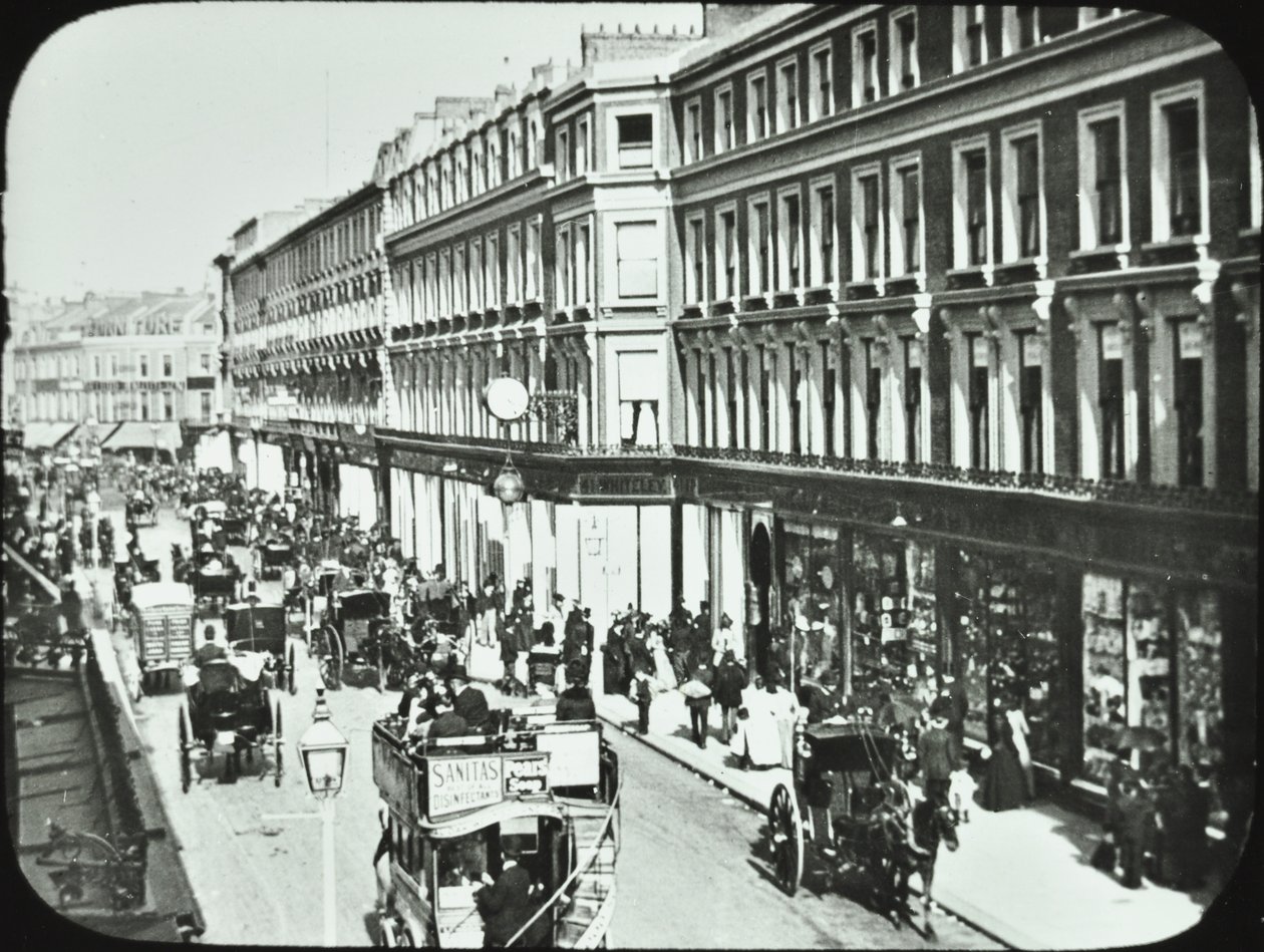 Whiteleys, Westbourne Grove, Westminster LB: olhando para o oeste, 1895 de English Photographer
