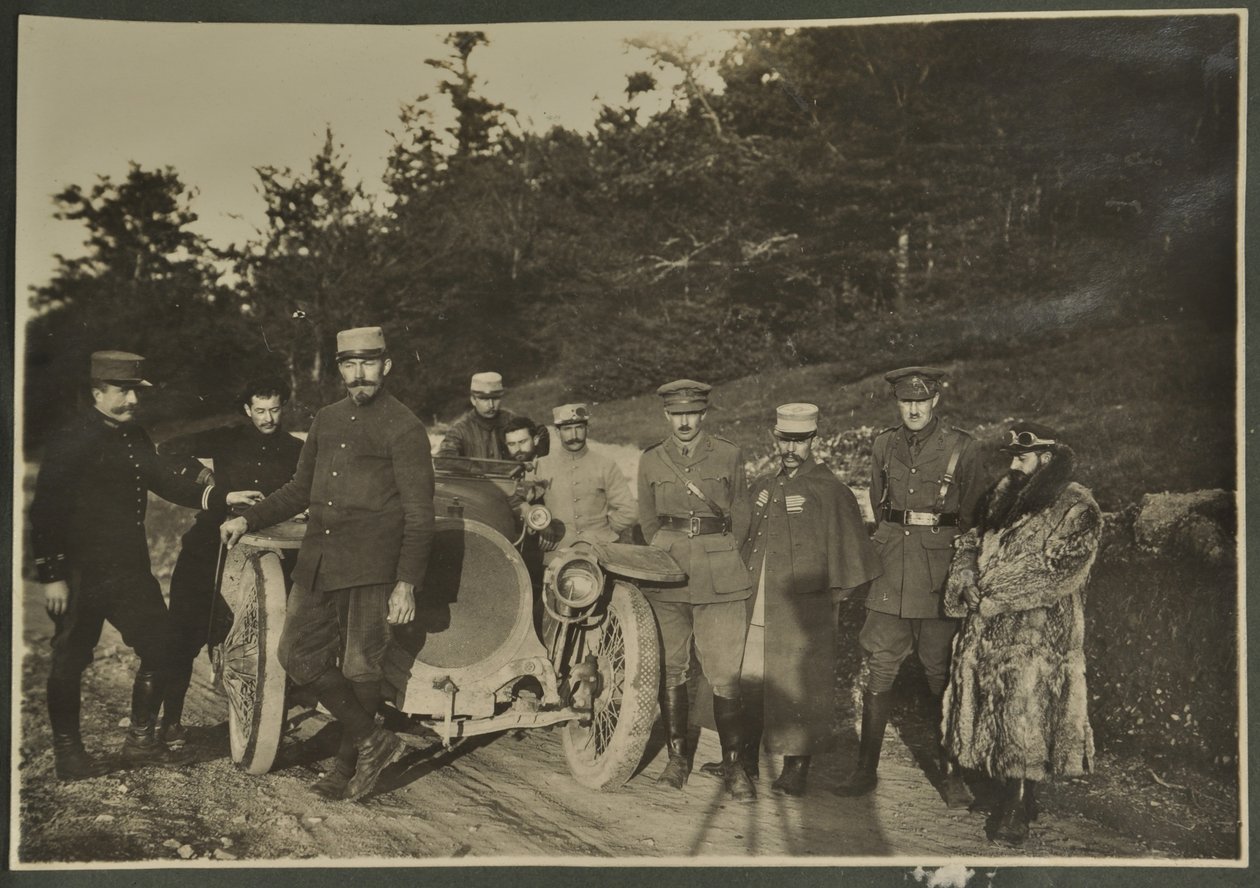 William Lawrence Bragg e Harold Roper como parte de um grupo com um automóvel em uma estrada de montanha, Vosges, 1915 de English Photographer