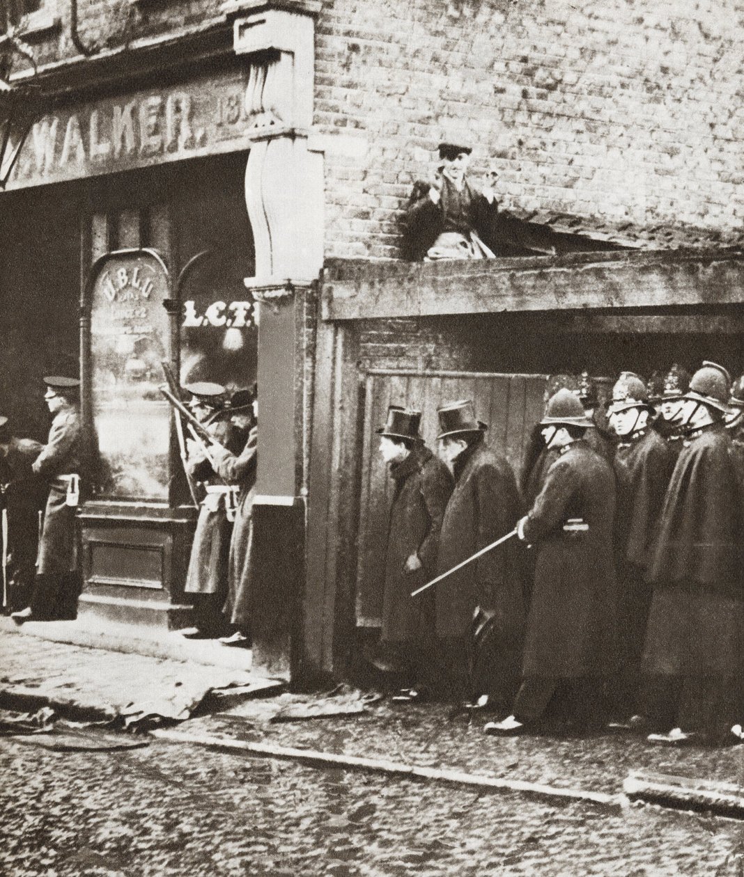 Winston Churchill durante o cerco de Sydney street, Londres 1911 (fotografia a preto e branco) de English Photographer