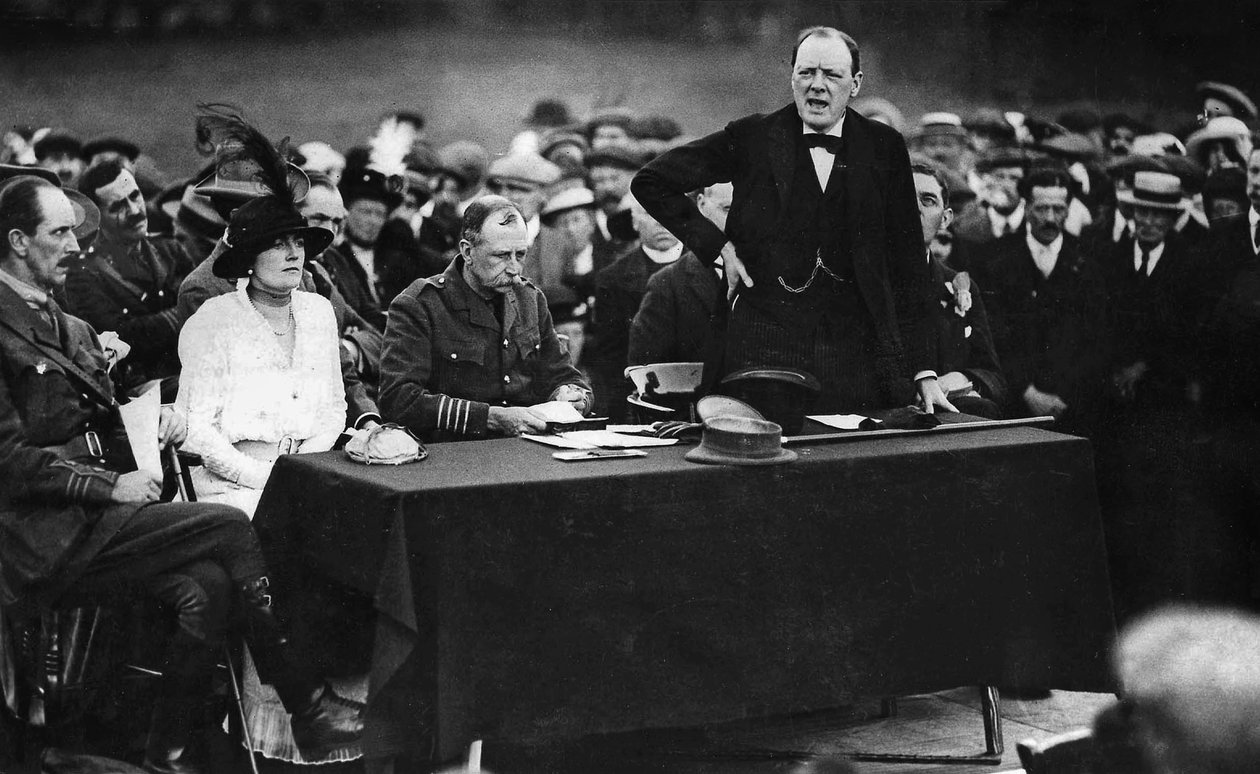 Winston Churchill durante um discurso em Enfield, Inglaterra de English Photographer
